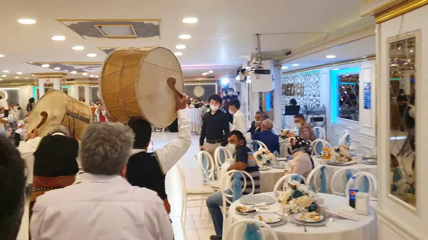 Düğün başlangıcını daha coşkulu hâle getiren müzik düzeni